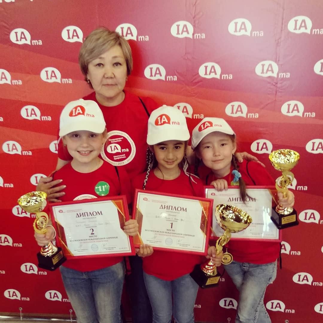 Оюна — преподаватель ментальной арифметики
